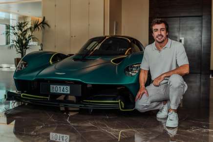 Fernando Alonso con la sua Aston Martin Valkyrie