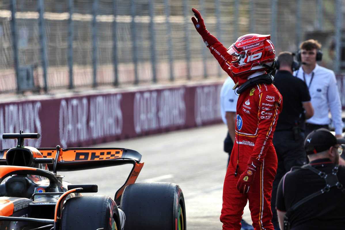 Charles Leclerc (Ferrari) esulta dopo la pole position conquistata a Baku