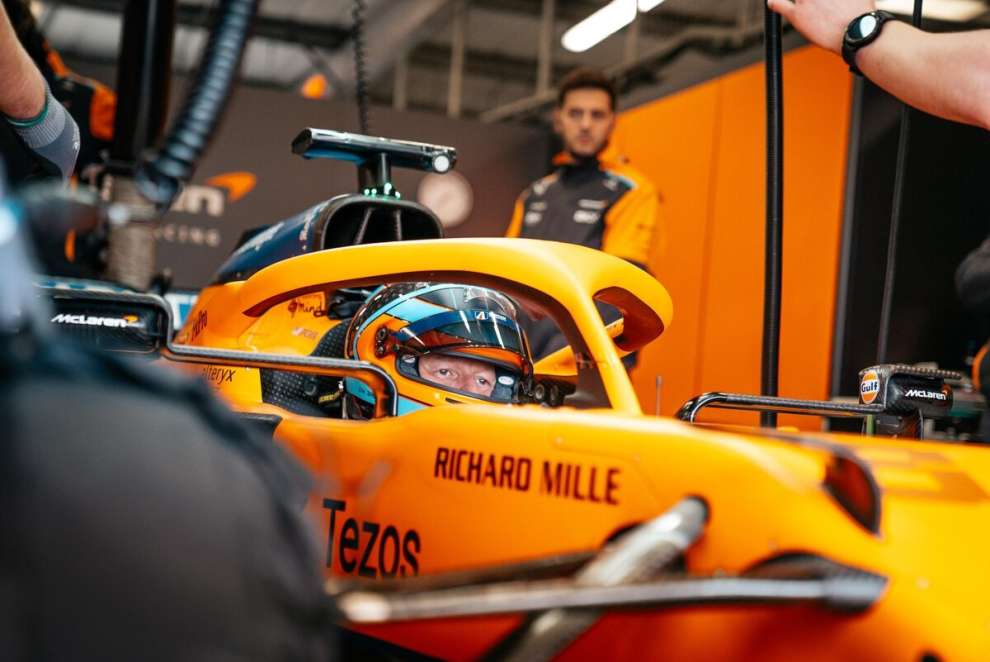 Zak Brown guida la McLaren MCL35M del 2021