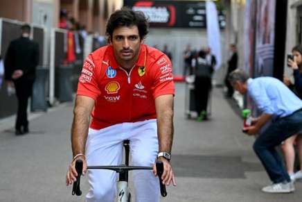 Sainz in bicicletta a Monaco