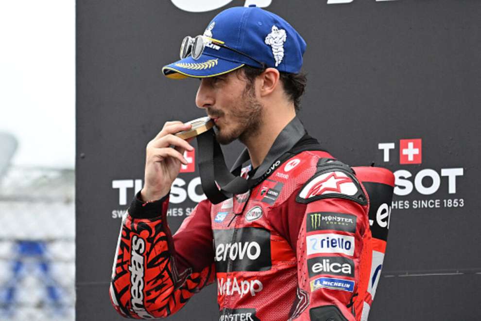 Bagnaia bacia la medaglia di vincitore della gara Sprint a Motegi