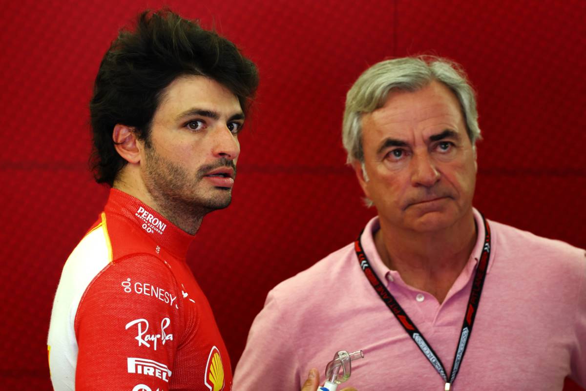 F1 Test Bahrain 2024, Sakhir: Carlos Sainz Jr (Scuderia Ferrari) con suo padre Carlos Sainz - Foto: XPB Images