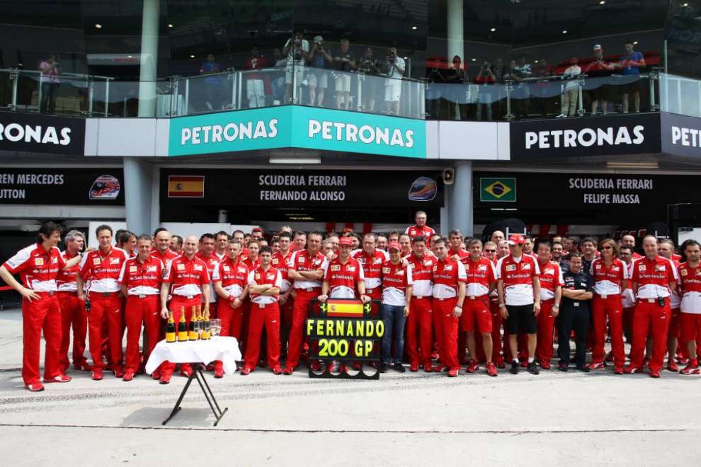F1 GP Malesia 2013, Sepang: i festeggiamenti per i 200 GP F1 di Fernando Alonso (Scuderia Ferrari) - Foto: XPB Images