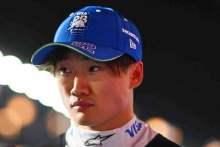 Yuki Tsunoda nel paddock di Singapore