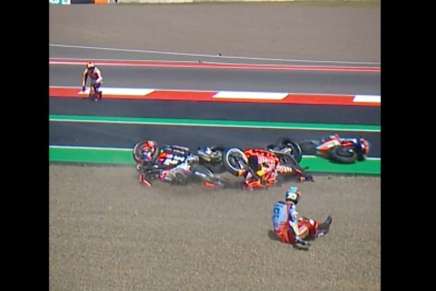 Incidente in Curva 1 al via del GP Indonesia