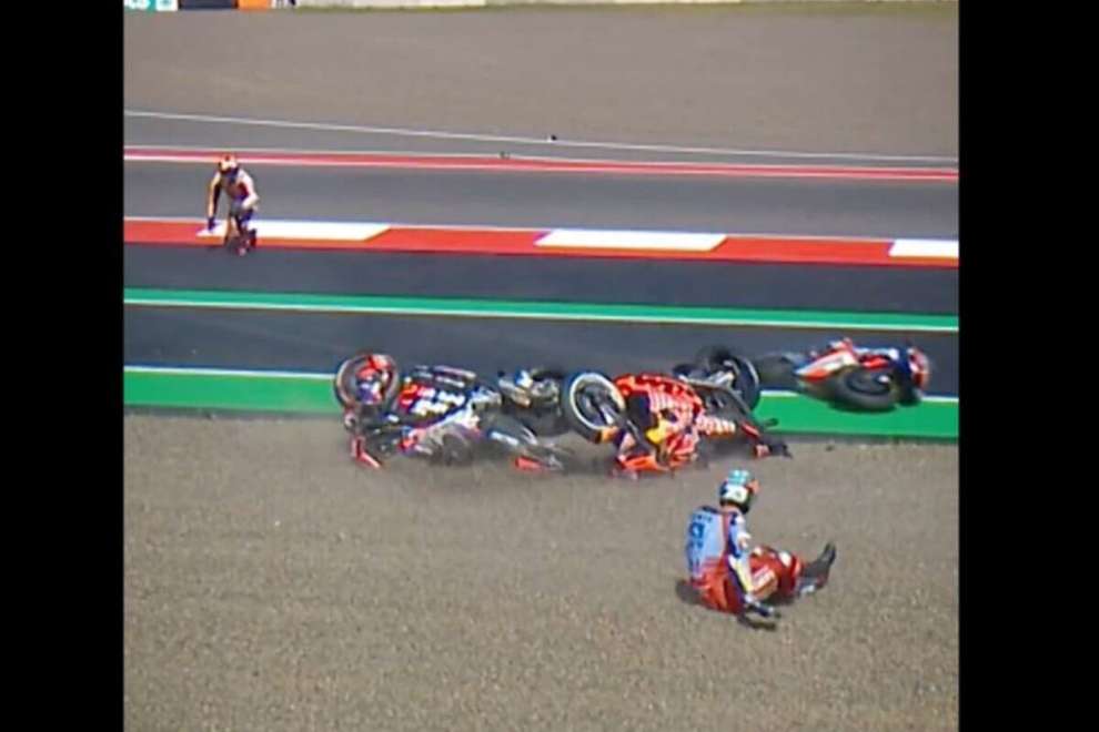 Incidente in Curva 1 al via del GP Indonesia