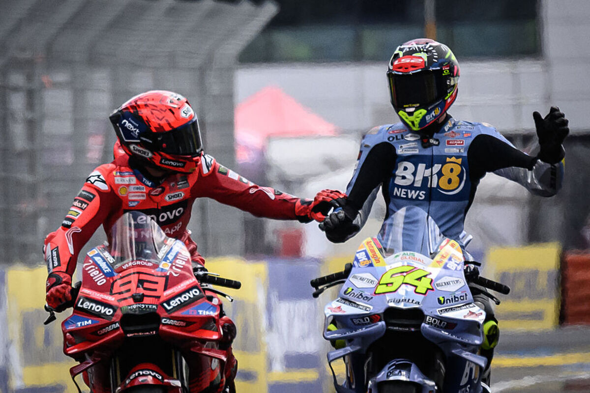 Aldeguer, che emozione il primo “podio”: tampona Marquez dopo la bandiera a scacchi – VIDEO