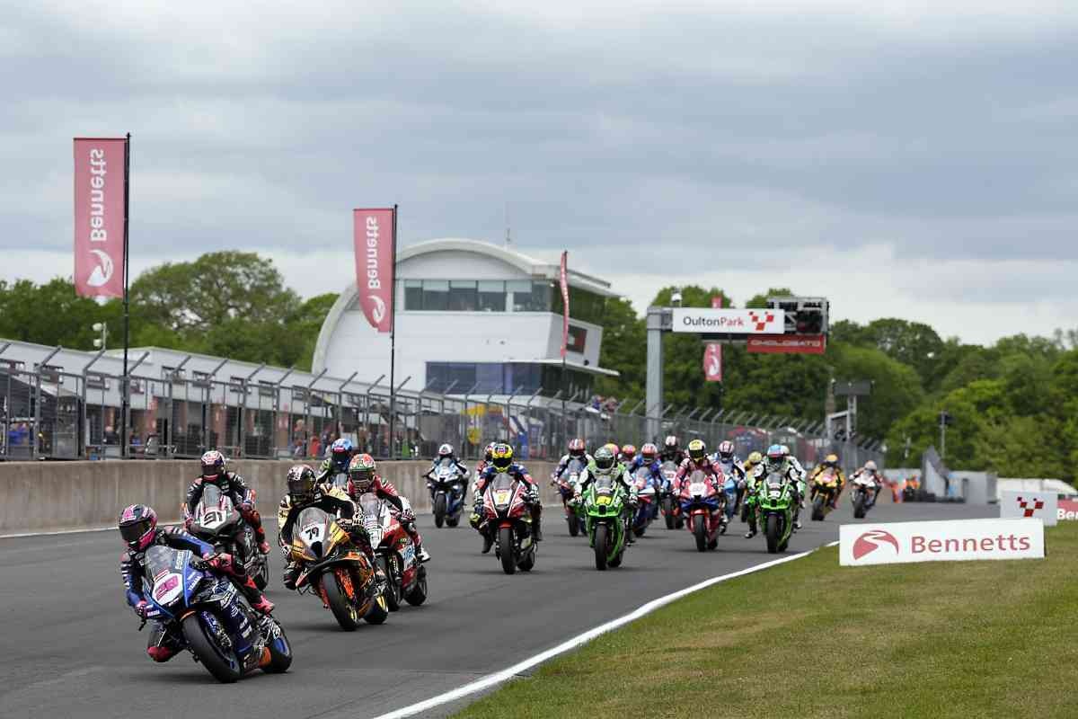 Tragico incidente nella Superbike britannica: 11 piloti coinvolti, morti Owen Jenner e Shane Richardson