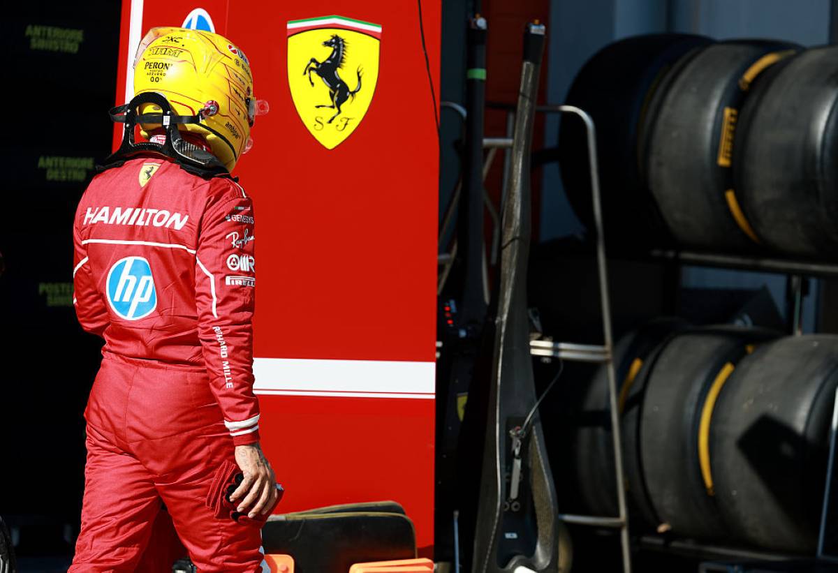 Ferrari, tutta l’amarezza di Hamilton: “L’auto sembrava andare meglio ma poi… Sono devastato”