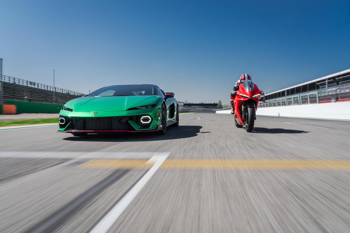 Lamborghini e Ducati, sfida a Imola tra Temerario e Panigale V4