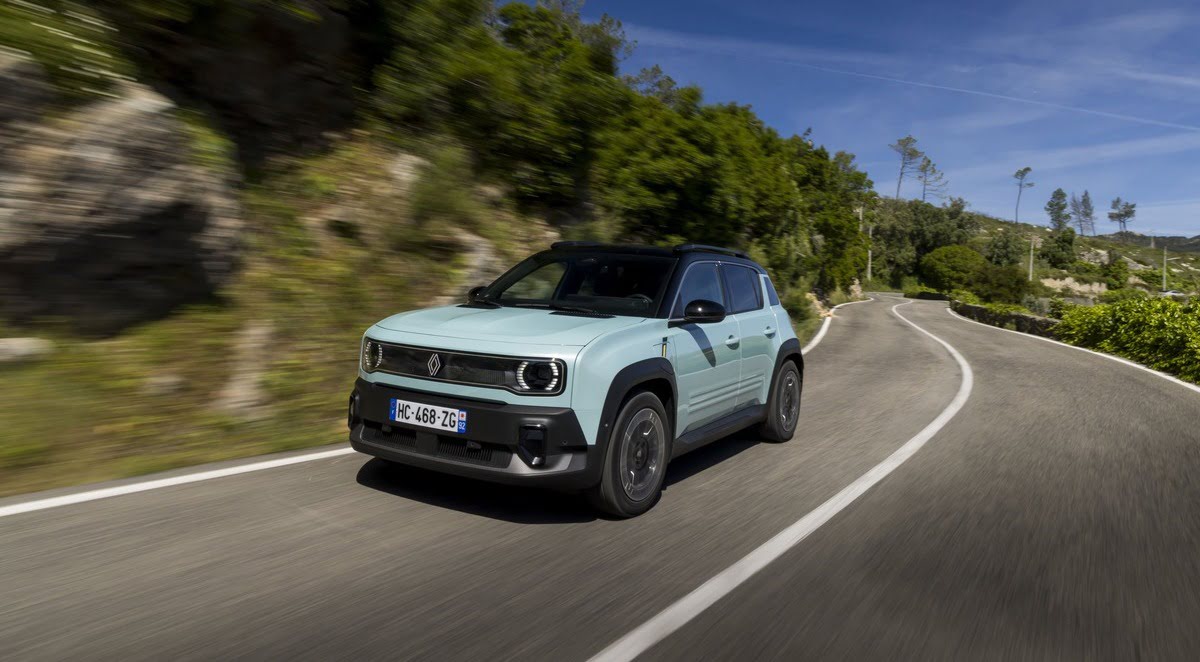 Renault 4 E-Tech Electric, versatilità per tutti: la prova