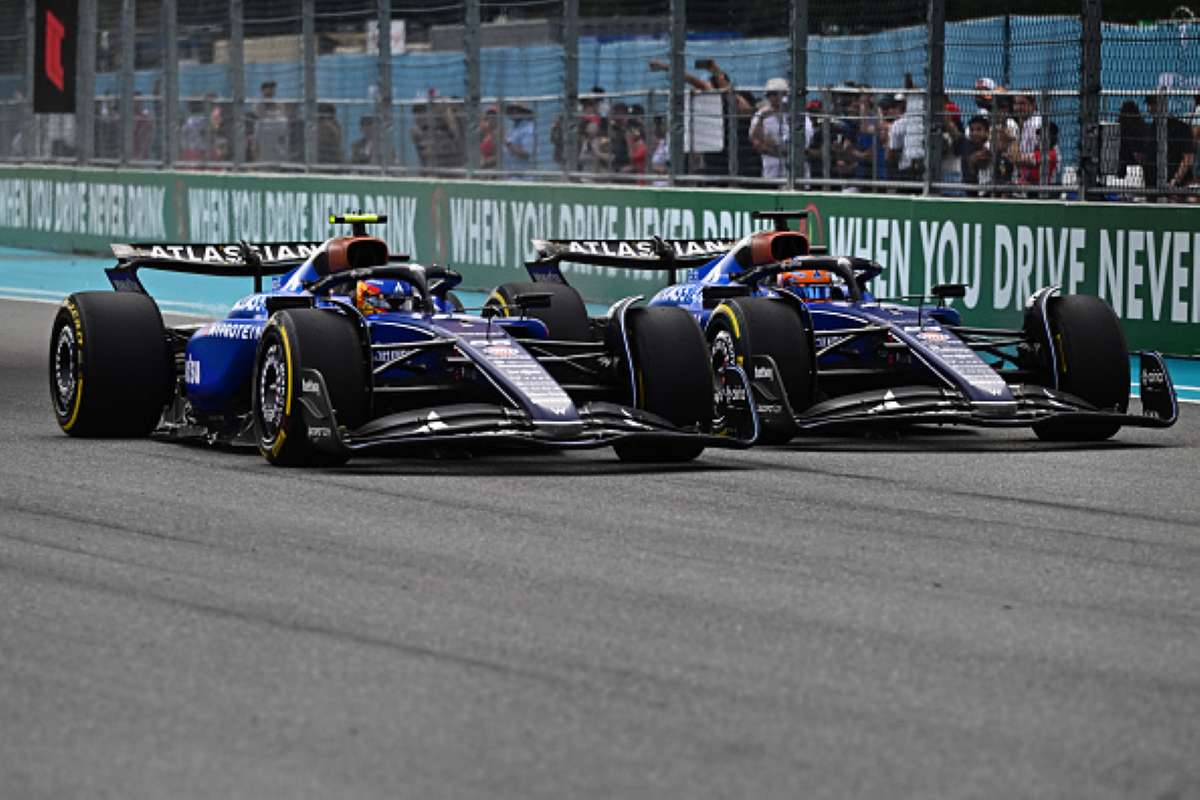 Sainz ne ha per tutti: “Albon? Gli avevano detto di non attaccarmi. Hamilton? Si è mosso in frenata, non si può fare”