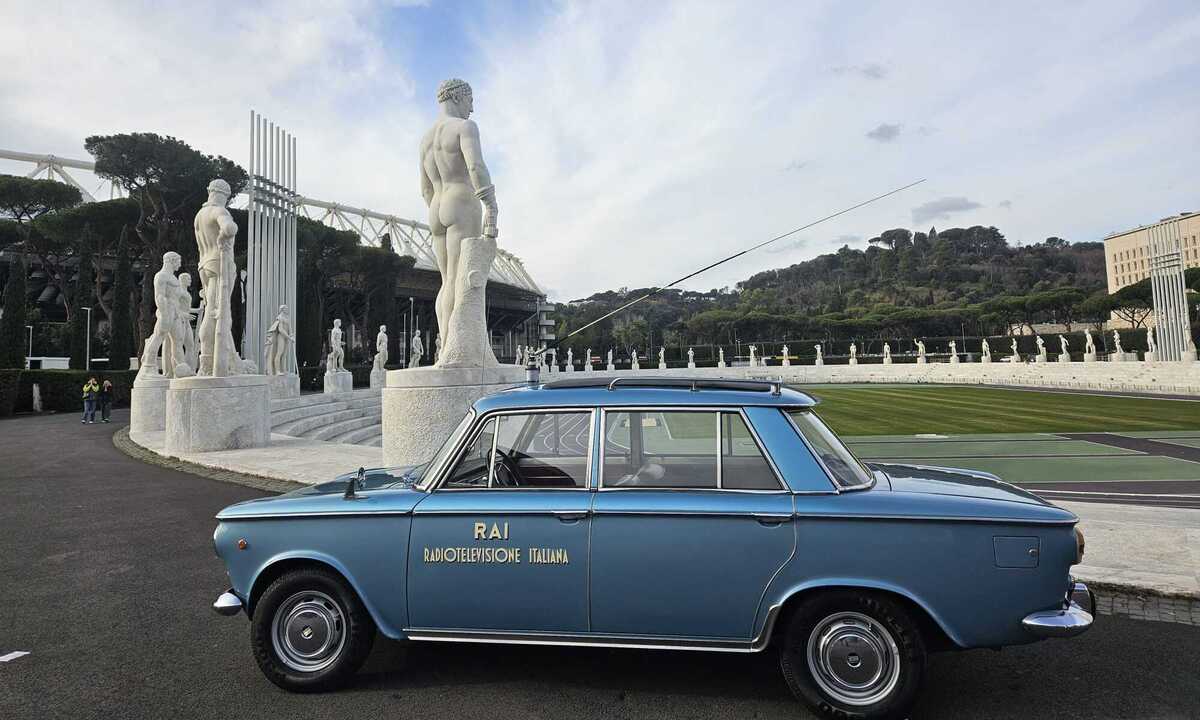 Fiat 1500 e l’Amerigo Vespucci celebrano il Giro d’Italia