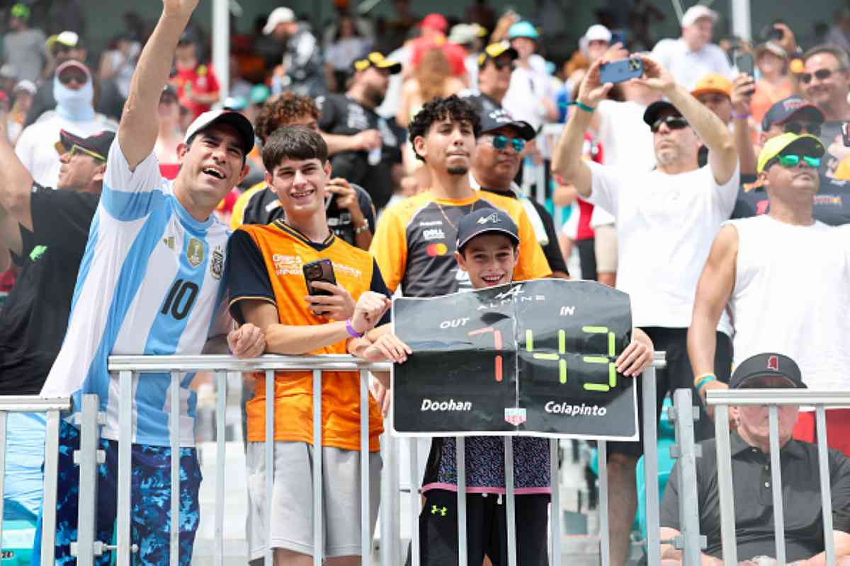 https://storage.googleapis.com/fp-media/1/2025/05/Tifosi-Colapinto-Doohan.jpg