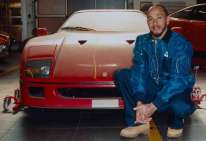 Lewis Hamilton e la F40 ritrovata in un garage