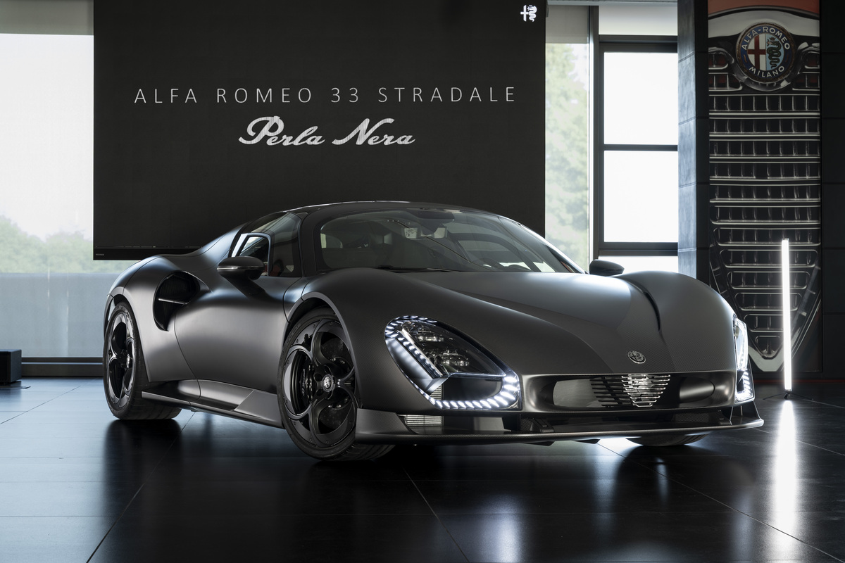 Alfa Romeo builds one-off 33 Stradale Perla Nera for private buyer
