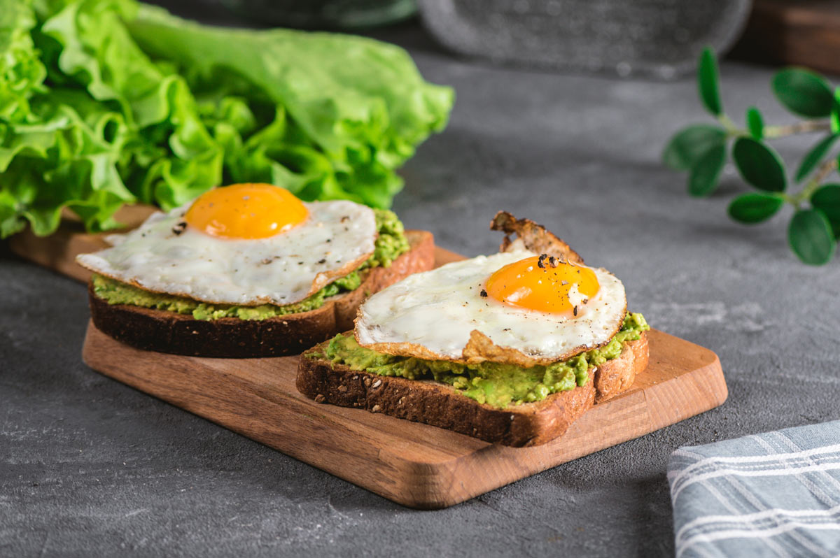 https://storage.googleapis.com/fpoo-public-bucket/img/Recipes/fried-eggs-avocado-toast.jpg