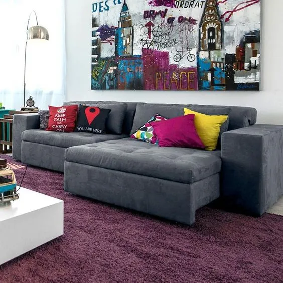 Sala de estar com detalhes coloridos
