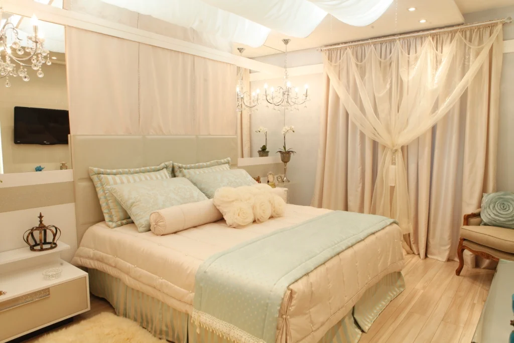 Quarto de casal com decoração romântica e moderna; veja fotos e se inspire!