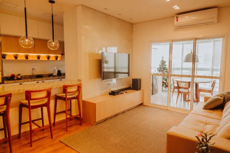 Integração de cozinha, sala e varanda; inspire-se neste projeto