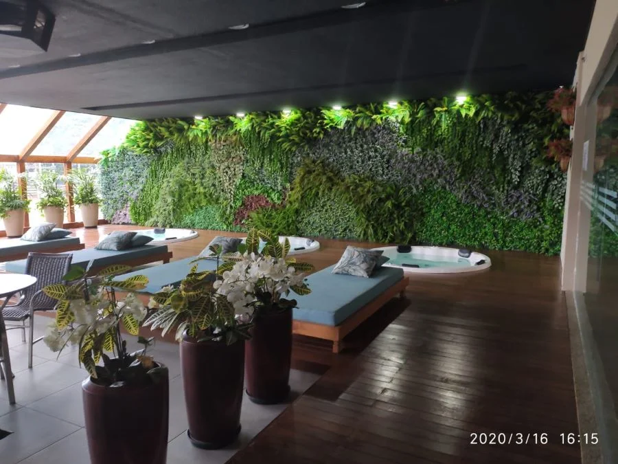 Seja com plantas naturais ou artificiais, a parede com jardim vertical é uma excelente maneira de dar destaque a um ambiente.