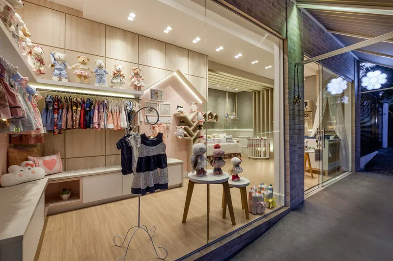 Uma boutique singular: luz e natureza predominam em meio às roupas