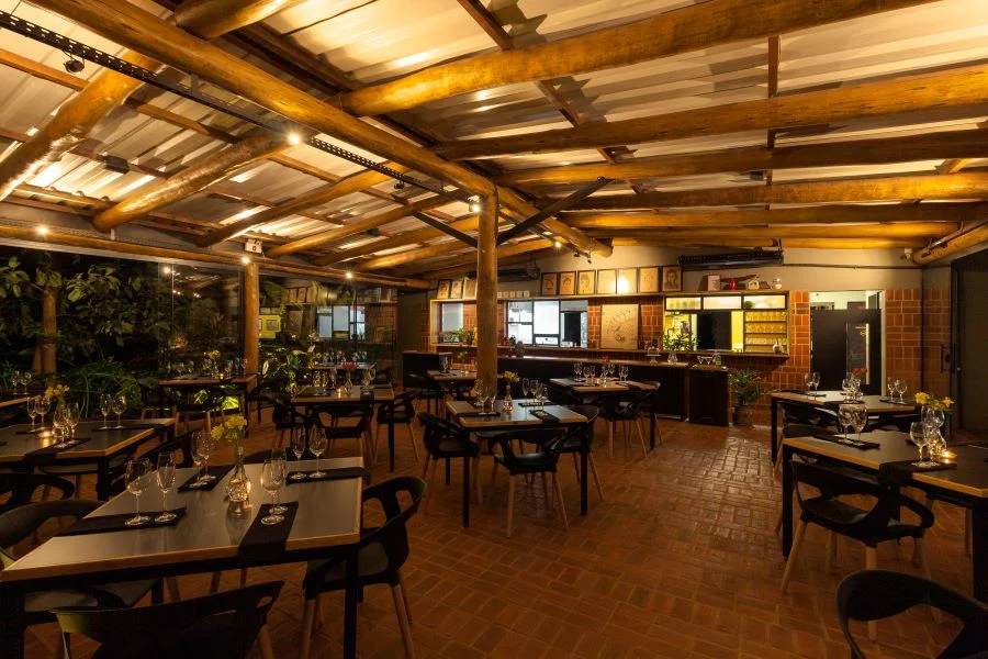 Natureza e simplicidade. Você entra e a sensação de aconchego te abraça. Esse é o Urucum Eco Cuisine, restaurante localizado no Jardim São Silvestre, em Maringá. O projeto arquitetônico foi desenvolvido pelas arquitetas Carla Garcia e Fabia Rosas, da Fábrica Projetos.