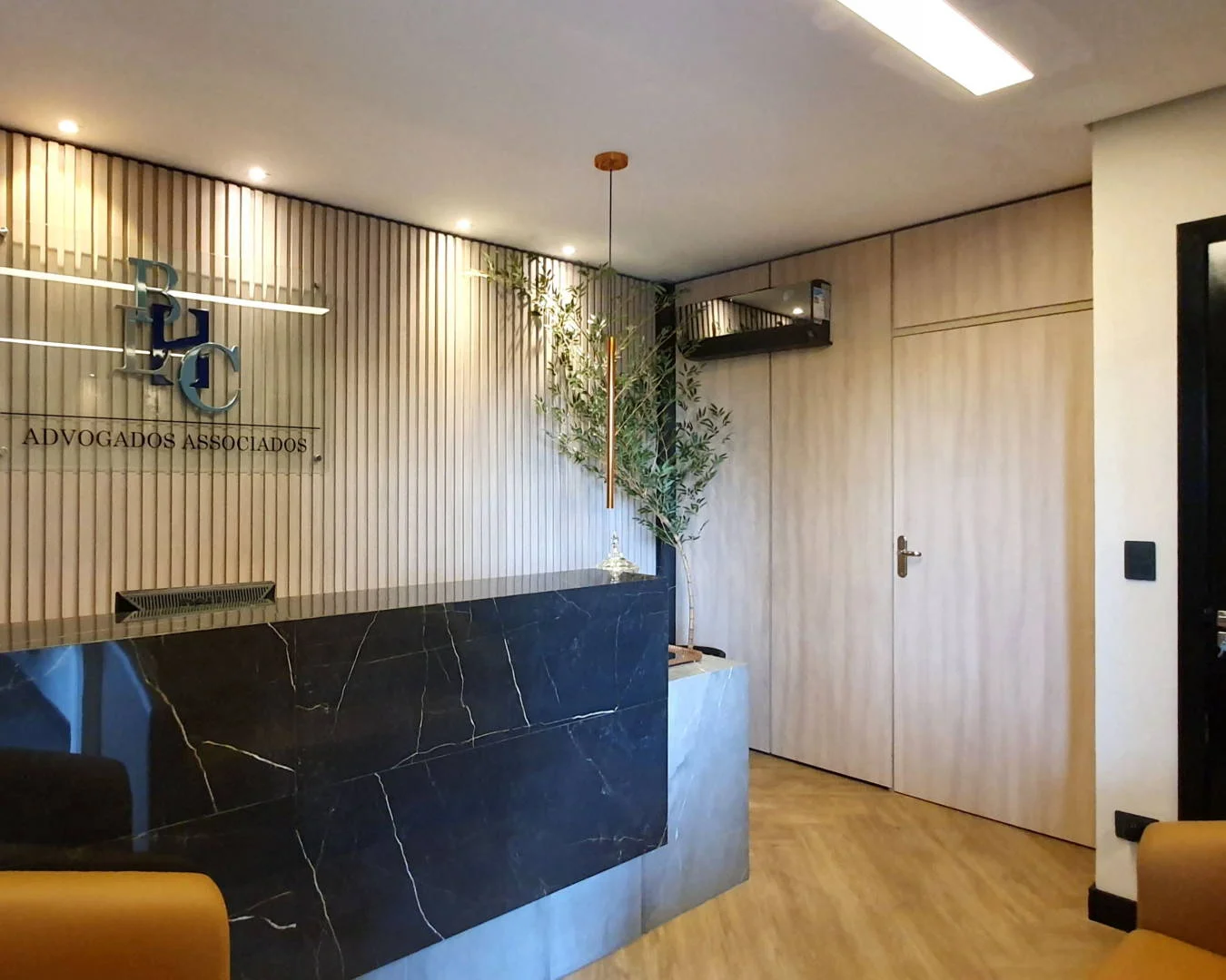 Cinco tendências em 2020 que não podem faltar no escritório corporativo: desenvolvimento tecnológico, design biofílico, espaços multifuncionais, espaços comuns e a cor do ano.