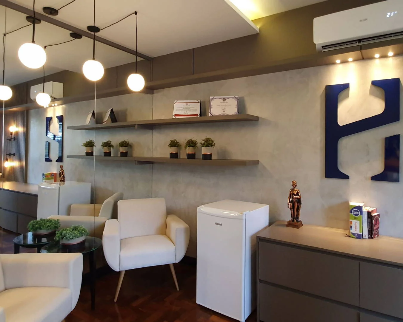 Cinco tendências em 2020 que não podem faltar no escritório corporativo: desenvolvimento tecnológico, design biofílico, espaços multifuncionais, espaços comuns e a cor do ano.