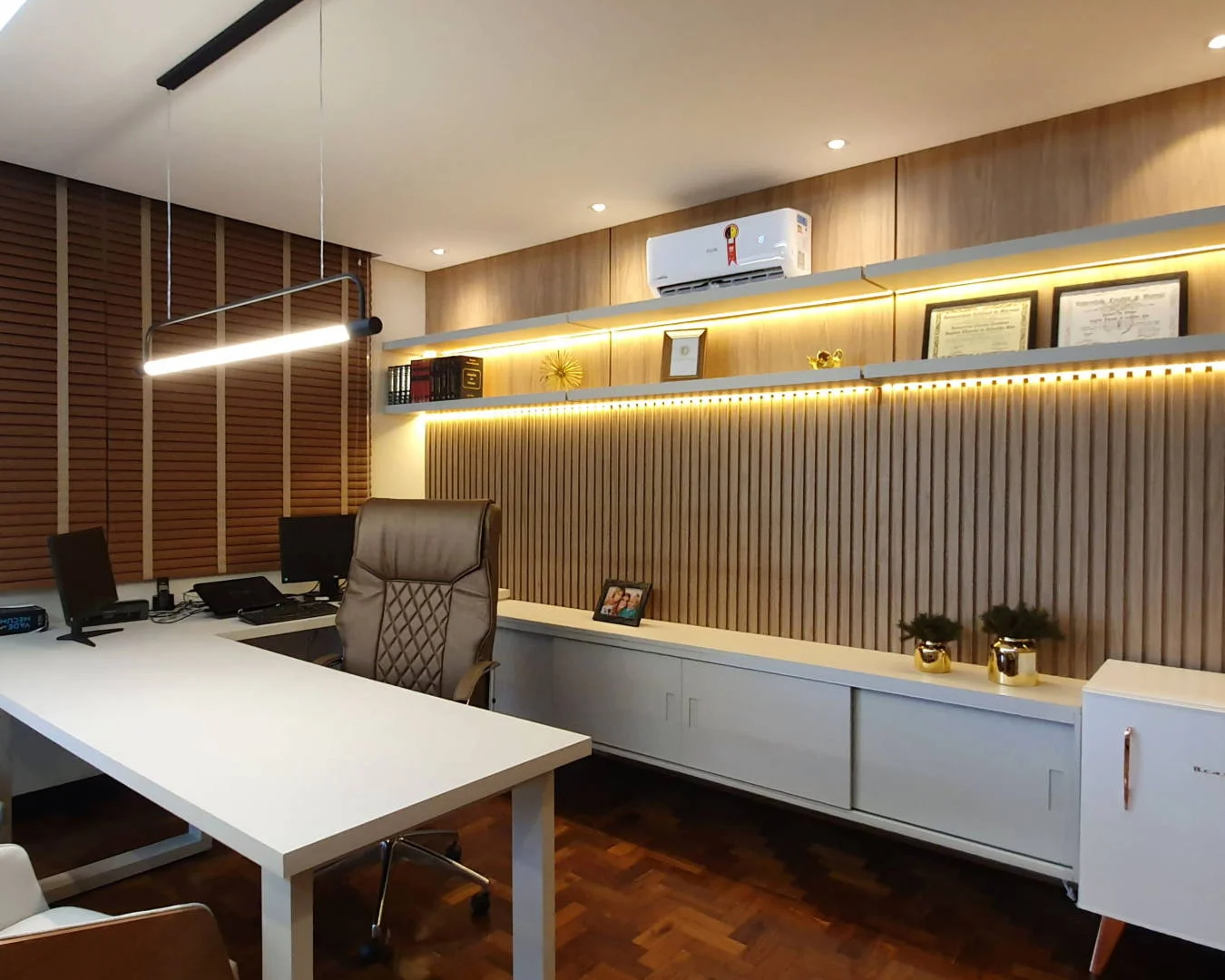 Cinco tendências em 2020 que não podem faltar no escritório corporativo: desenvolvimento tecnológico, design biofílico, espaços multifuncionais, espaços comuns e a cor do ano.