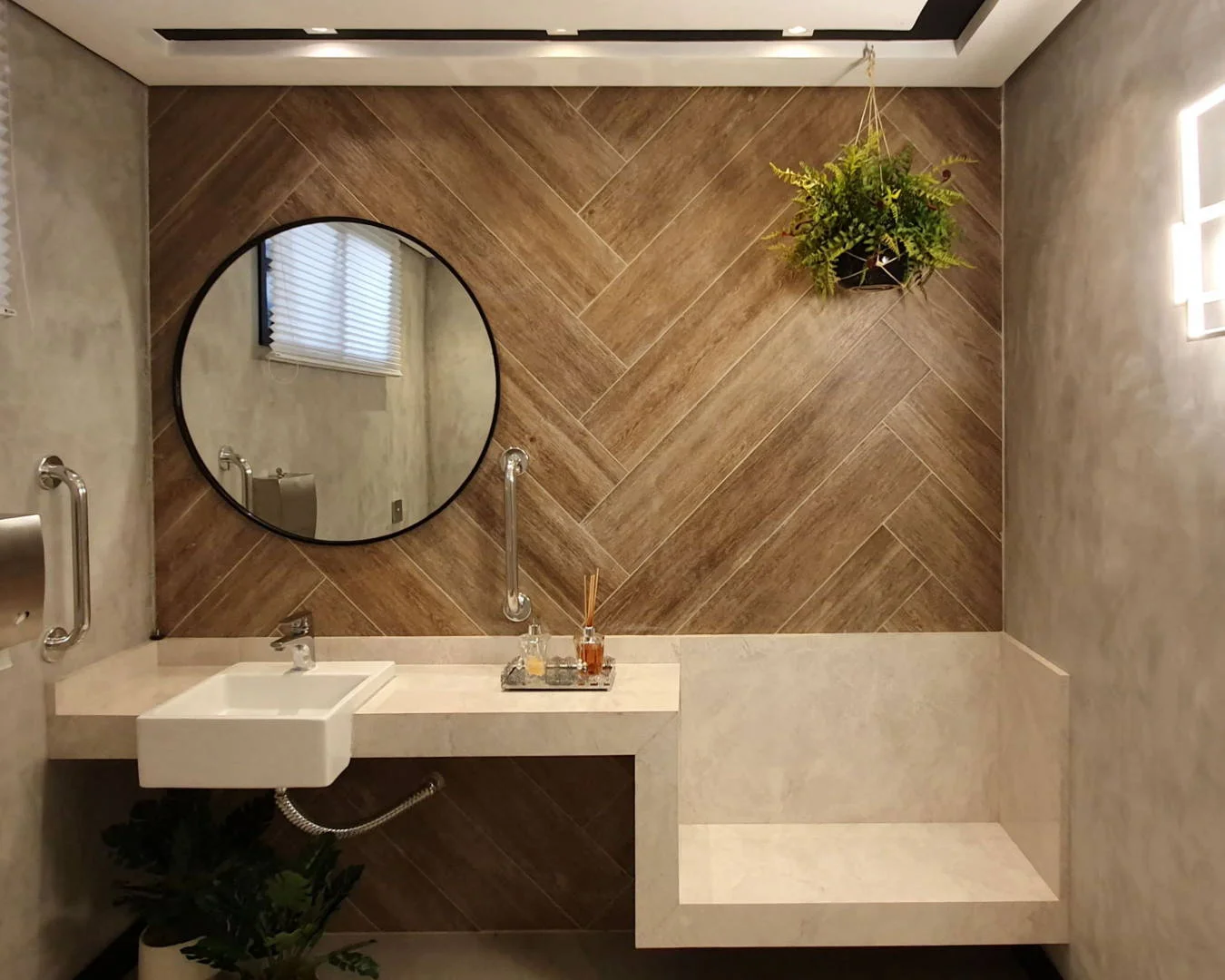 Cinco tendências em 2020 que não podem faltar no escritório corporativo: desenvolvimento tecnológico, design biofílico, espaços multifuncionais, espaços comuns e a cor do ano.