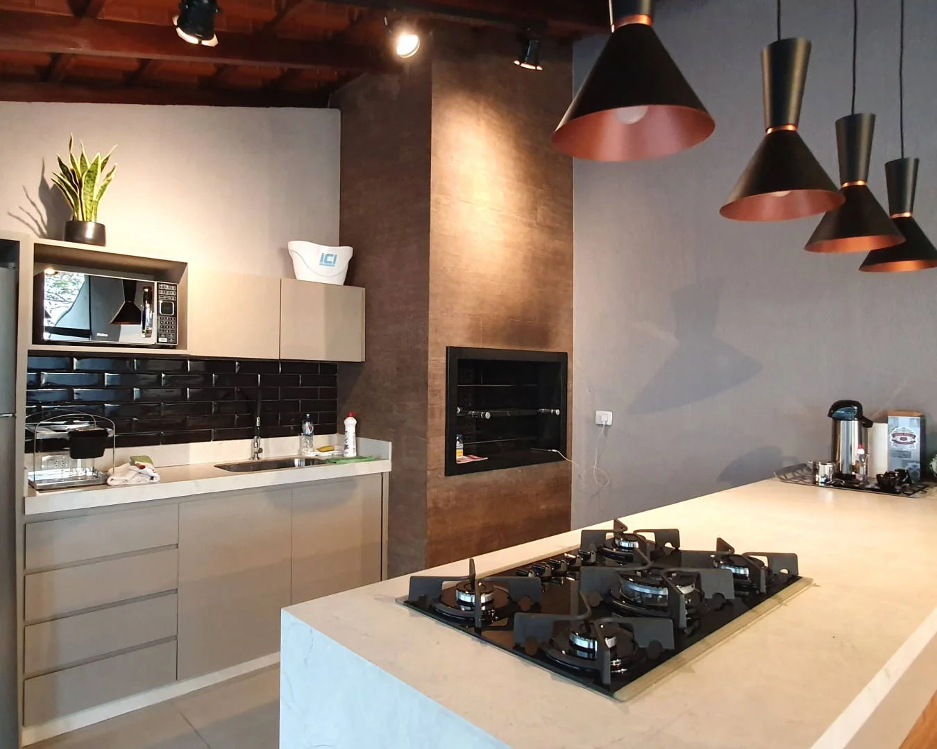 Cinco tendências em 2020 que não podem faltar no escritório corporativo: desenvolvimento tecnológico, design biofílico, espaços multifuncionais, espaços comuns e a cor do ano.