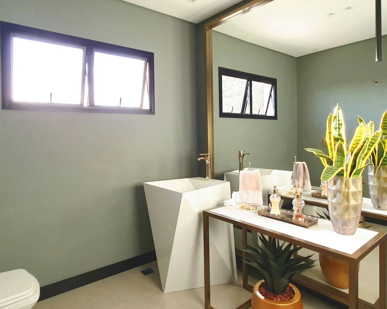 Cinco tendências em 2020 que não podem faltar no escritório corporativo: desenvolvimento tecnológico, design biofílico, espaços multifuncionais, espaços comuns e a cor do ano.