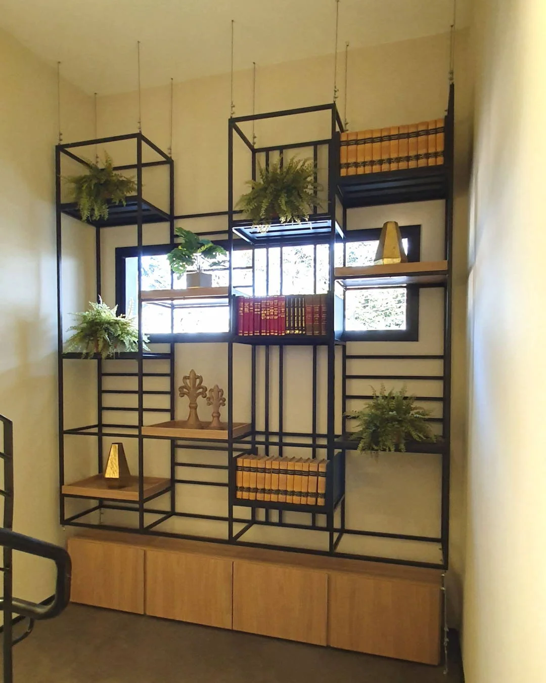 Cinco tendências em 2020 que não podem faltar no escritório corporativo: desenvolvimento tecnológico, design biofílico, espaços multifuncionais, espaços comuns e a cor do ano.