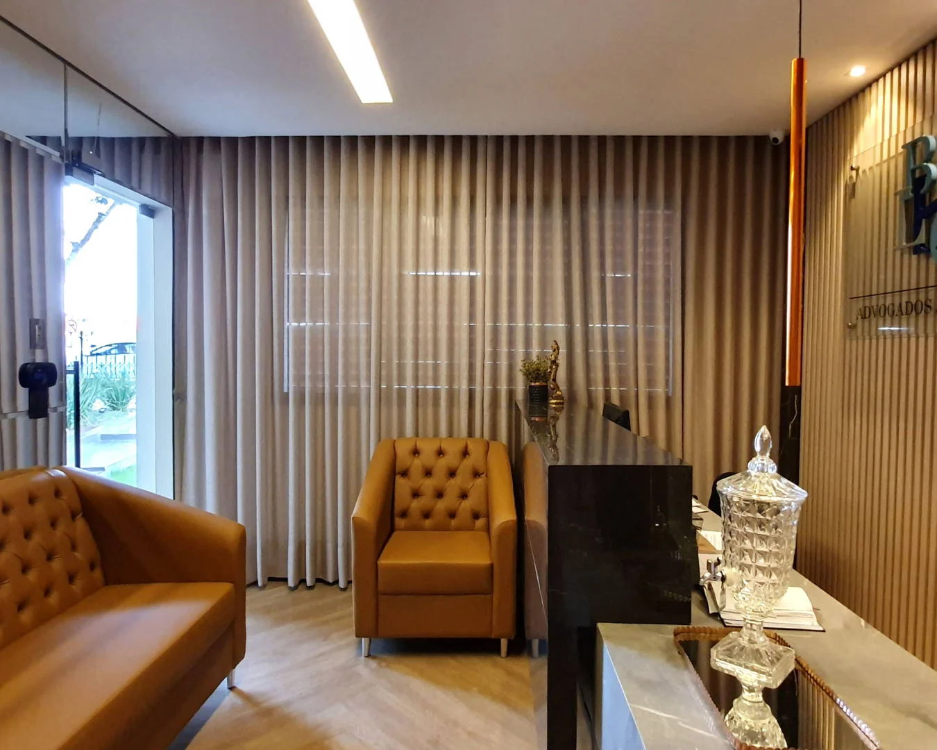 Cinco tendências em 2020 que não podem faltar no escritório corporativo: desenvolvimento tecnológico, design biofílico, espaços multifuncionais, espaços comuns e a cor do ano.