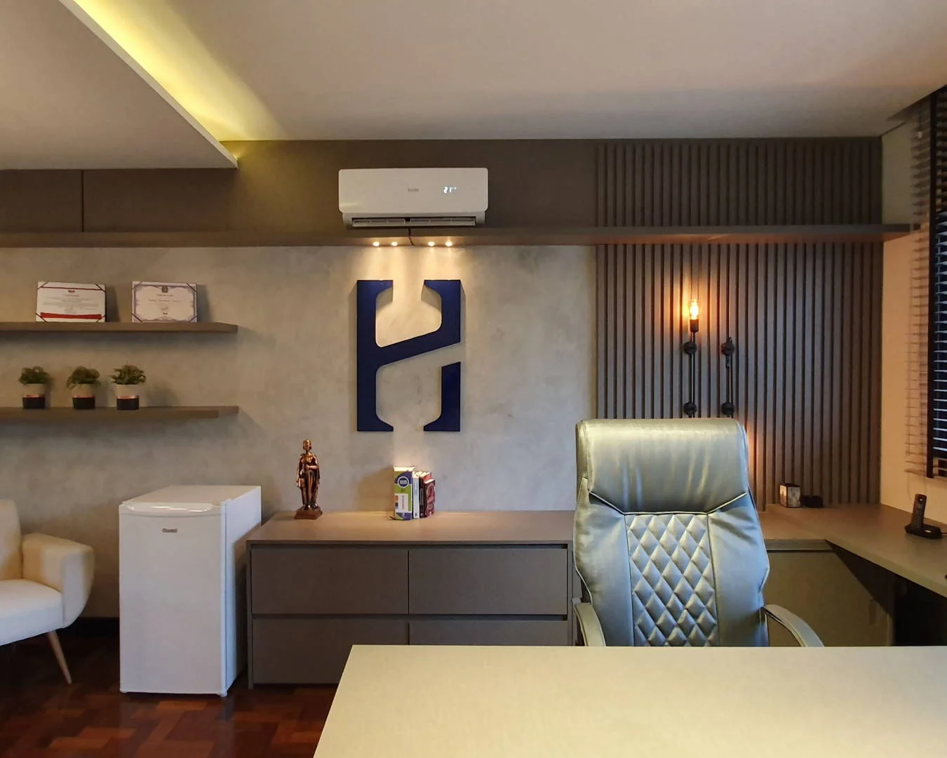 Cinco tendências em 2020 que não podem faltar no escritório corporativo: desenvolvimento tecnológico, design biofílico, espaços multifuncionais, espaços comuns e a cor do ano.