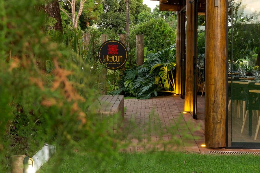 Natureza e simplicidade. Você entra e a sensação de aconchego te abraça. Esse é o Urucum Eco Cuisine, restaurante localizado no Jardim São Silvestre, em Maringá. O projeto arquitetônico foi desenvolvido pelas arquitetas Carla Garcia e Fabia Rosas, da Fábrica Projetos.