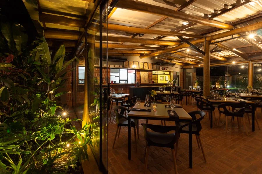 Natureza e simplicidade. Você entra e a sensação de aconchego te abraça. Esse é o Urucum Eco Cuisine, restaurante localizado no Jardim São Silvestre, em Maringá. O projeto arquitetônico foi desenvolvido pelas arquitetas Carla Garcia e Fabia Rosas, da Fábrica Projetos.