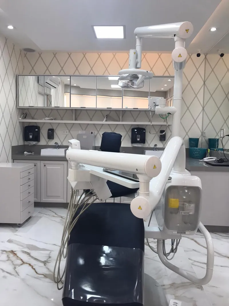 Sala de atendimento de clínica odontológica em Maringá.
