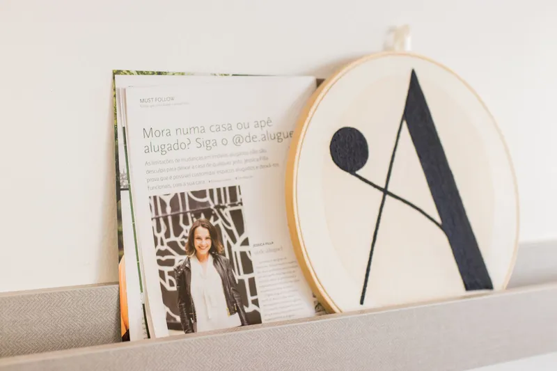 Uma revista com uma foto da designer de interiores Jéssica Filla e ao lado o símbolo do instagram dela, de aluguel. Vale a pena investir em alugado?