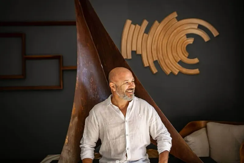 Leonardo Bueno, o ‘poeta’ da madeira