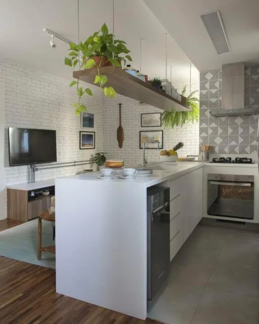 prateleira suspensa na cozinha