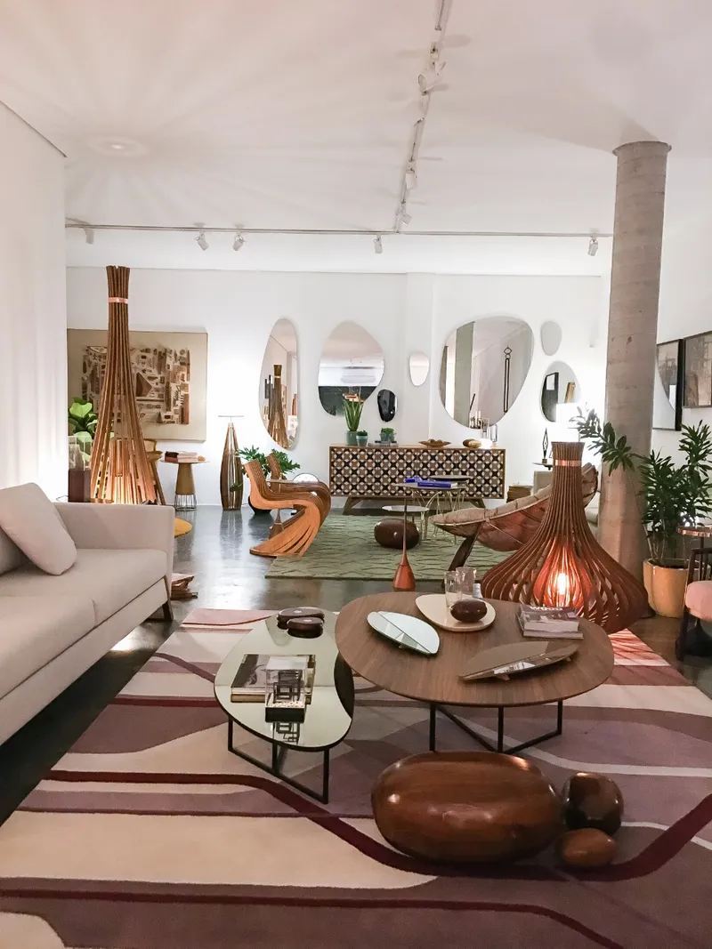 Peças assinadas pelo estúdio de design Lattoog Banquetas Pantosh, mesa de centro Stone, luminária Gulliver, luminária de chão Lilliput, espelhos Stone.