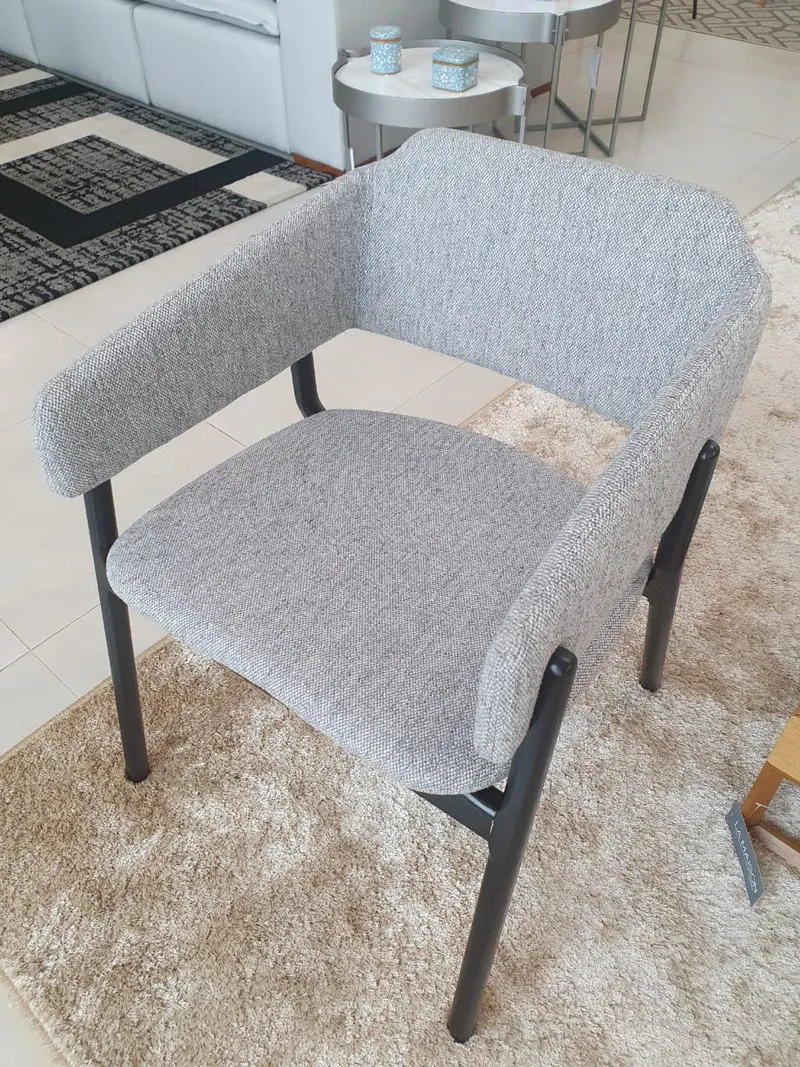 Cadeira de jantar Stuzi com estrutura em madeira maciça e assento e encosto estofados com espuma de alta qualidade.