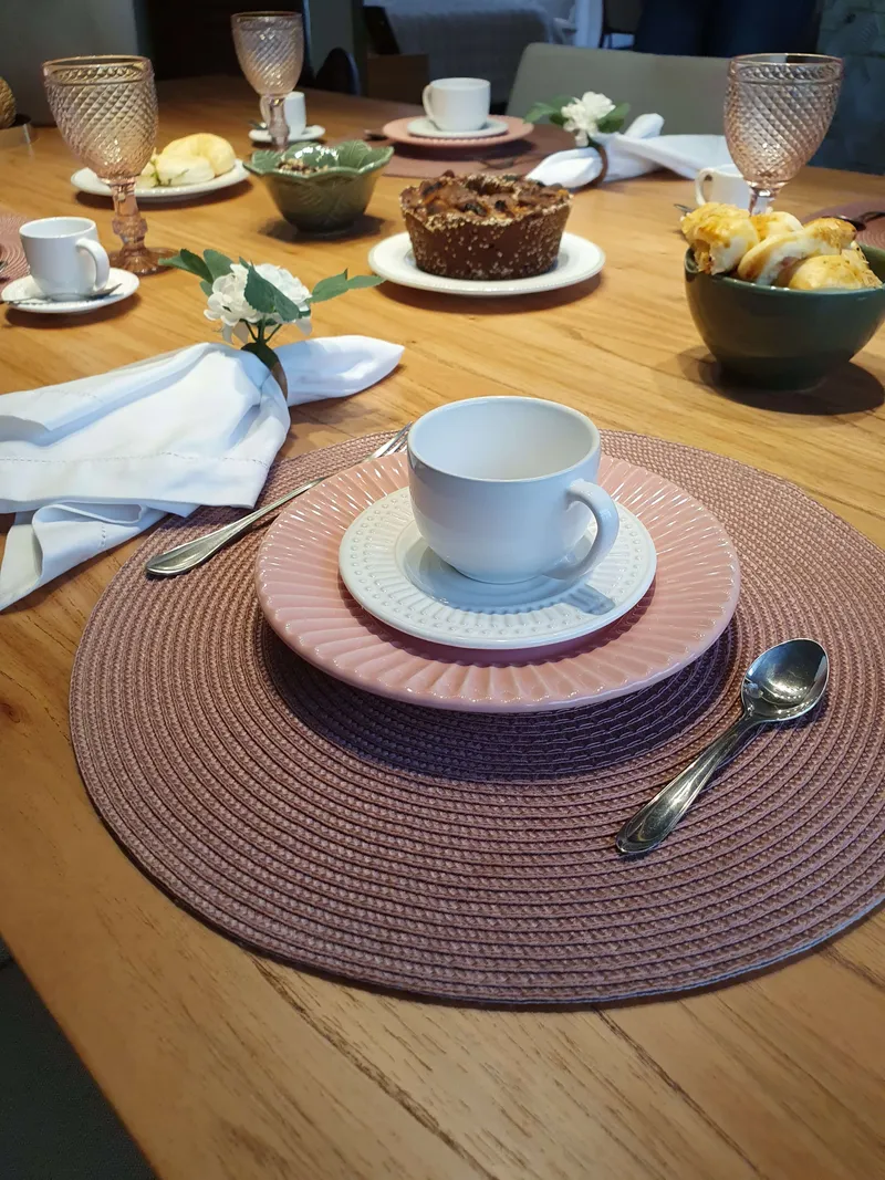 Posicionamento da xícara e demais talheres para o chá da tarde.