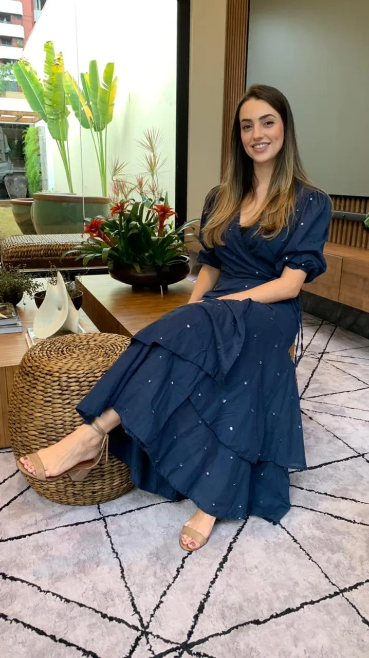 Na foto, a arquiteta está no centro. Ao fundo, é possível ver a decoração em cima da mesa