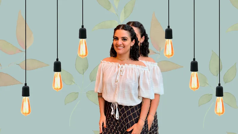 A imagem conta com uma colagem da arquiteta rodeada de lâmpadas penduradas