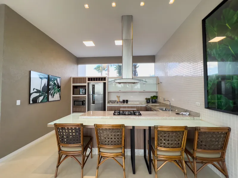 Cadeira com encosto em couro para bancada da cozinha