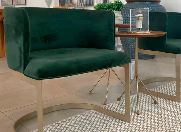 Cadeiras Verdes com Pés Dourados: Elegância e Sofisticação