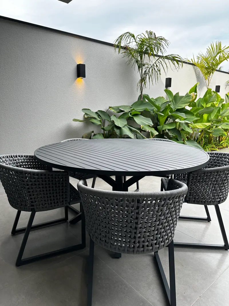 Mesa de Jantar para Área Externa: Elegância e Durabilidade para Seu Espaço